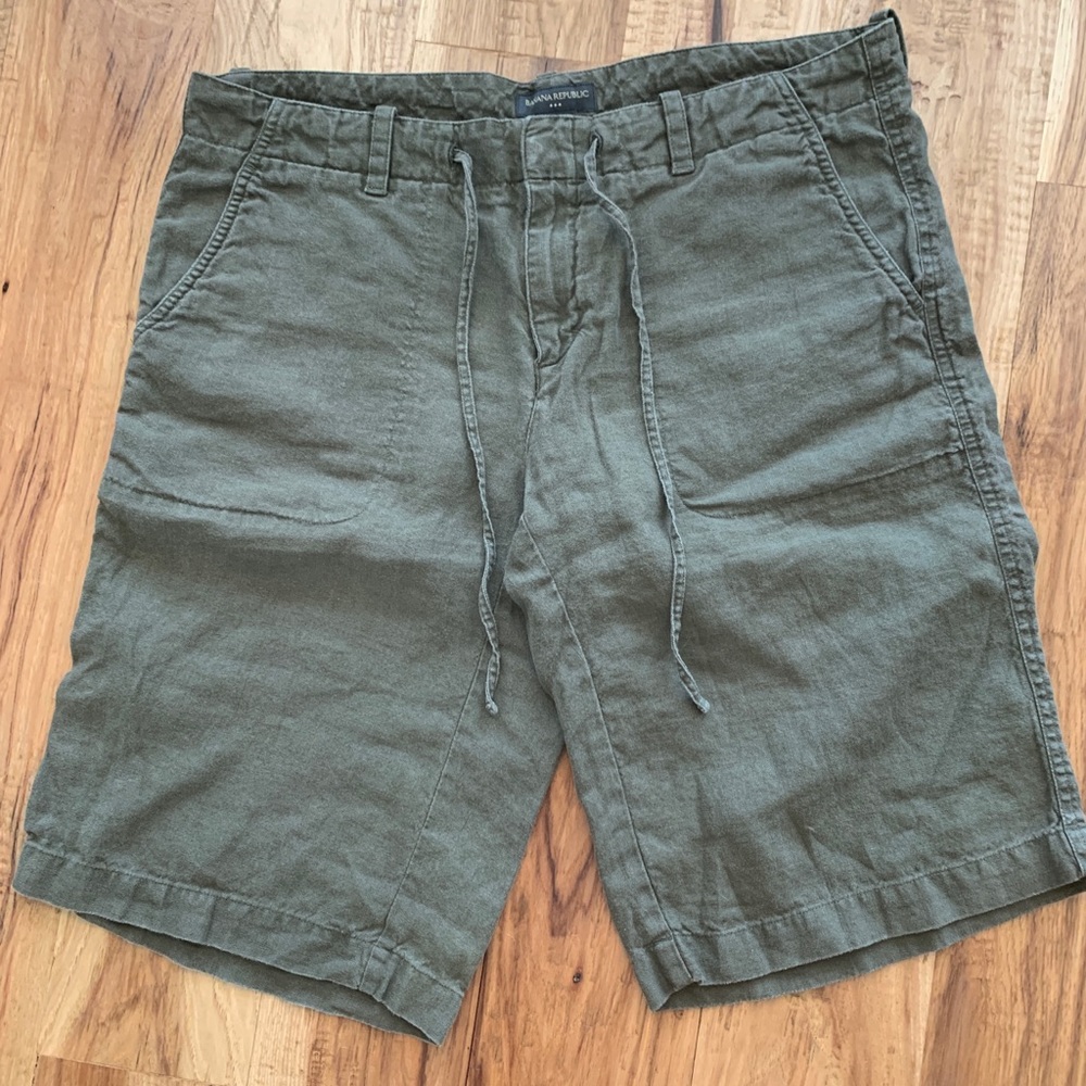 Olive green long linen shorts Banana Republic sz10